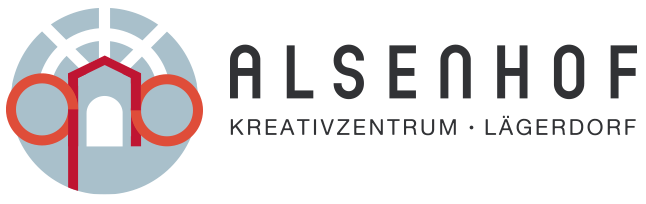 Das Logo vom Alsenhof ist eine Wort Bildmarke. Linksbündig angeordnet und besteht aus einem abstrakten Symbol aus den Gebäude und den Fenstern mit einem offenen Tor für alle, Rechts daneben der Runde Schriftzug passend zum Torbogen am Alsenhof