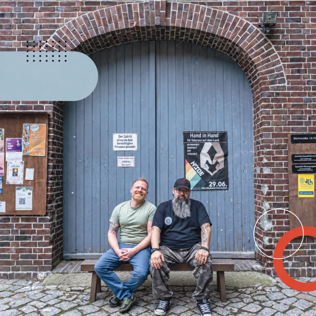 Team vom Alsenhof auf der Bank vor dem Torbogen an der Dorfstraße in Lägerdorf