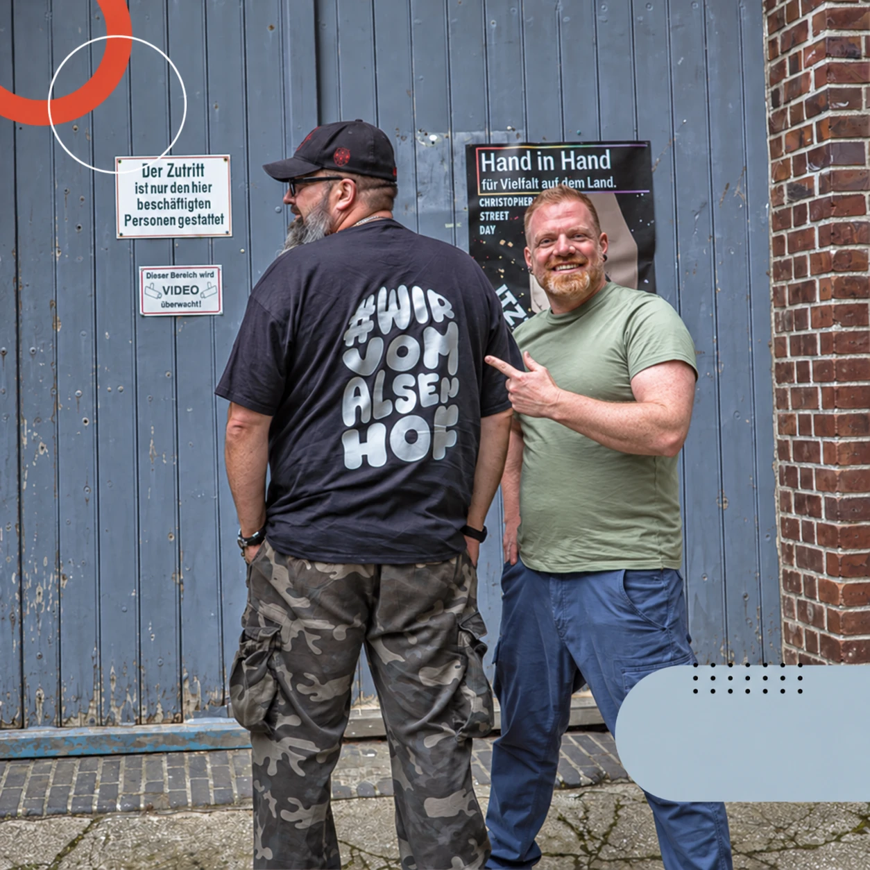 Team vom Alsenhof vor dem blauen Tor, auf dem Rücken das Shirt #wirvomalsenhof